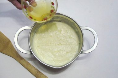 Sonra jelatini bir su banyosunda ya da mikrodalgada erit. Biraz sakinleş ve kremaya dök. Yumuşak olana kadar karıştır.