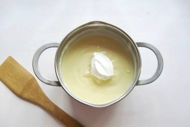 Kremaya krema ekle, her seferinde bir yemek kaşığı ve vur. Pasta kremi hazır. Sıvı olacak, olması gerektiği gibi. Soğukta, jelatin kremi mükemmel sertleşir..