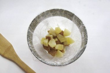 Bisküvinin üzerine birkaç ananas dilimi koy..