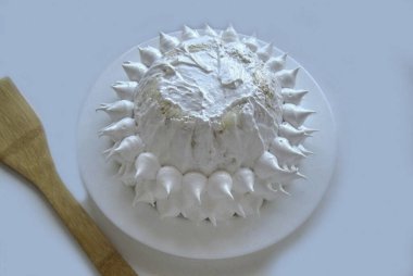 Pastaya ananas şişliği koymak için yuvarlak bir torba kullan..