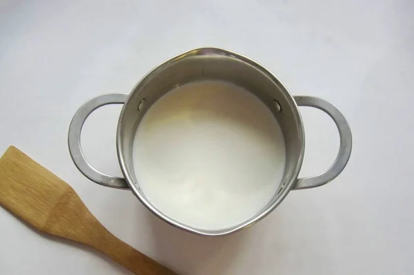 准备奶油 把牛奶倒入平底锅 放在炉子上 — 图库照片