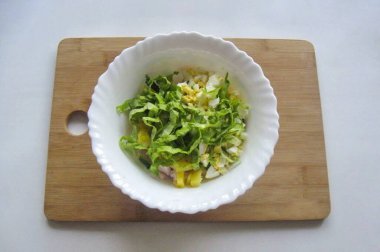 Marul yapraklarını şeritler halinde kes ve salataya ekle..