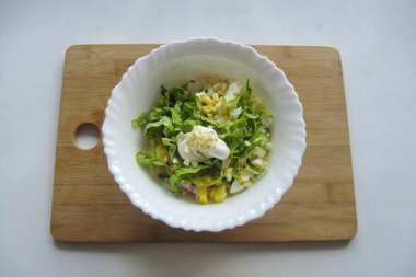 Ekşi kremalı ve mayonezli mevsim salatası, doğranmış sarımsak ekle..