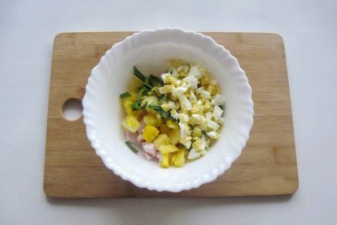 Haşlanmış yumurta, soğuk, kabuk soyup ince ince doğra..