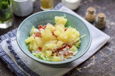 Sonra, ananasları küçük küplere ayır ve salataya geç..