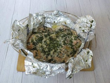 Zaman geçtikten sonra, balığı fırından çıkar ve servis yap..