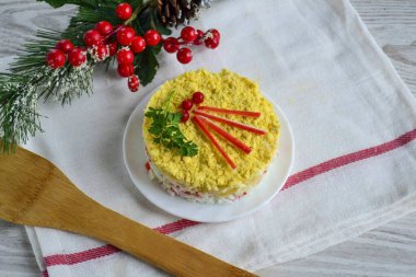 Geriye kalan tek şey servis yüzüğünü çıkarmak ve salatayı istediğiniz gibi dekore etmek. Yengeç çubuklu salata ve ananas hazır! Afiyet olsun.!