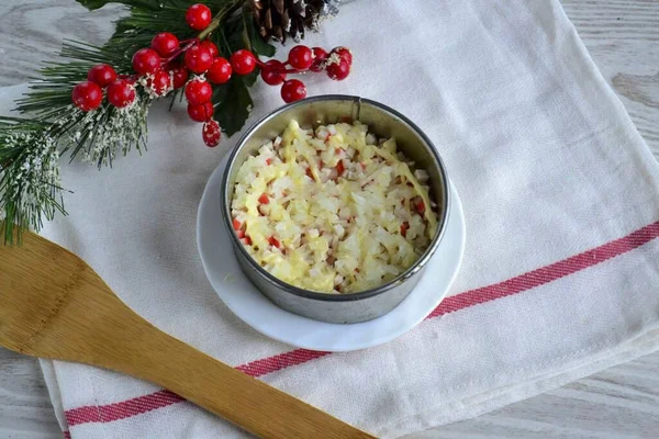 Place the chopped crab sticks as finely as possible on the next layer. If desired, you can grate them on a coarse grater. Place finely chopped onions on crab sticks. I use it a little, but it's a matter of taste. Also, onions can be scalded in boilin