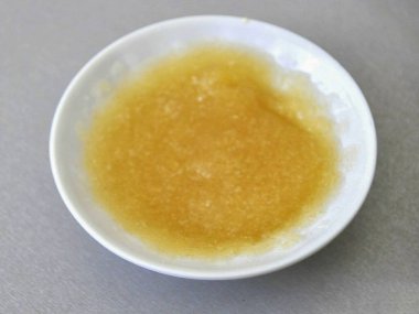 Jelatin 'in üzerine soğuk kaynamış su dök, şişmesi için 20 dakika bekle. Jelatinin aldığı kadar su ekle..