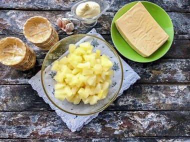 Ananas ve sarımsaklı peynirli tart yapmak için gerekli tüm malzemeleri hazırlayın..