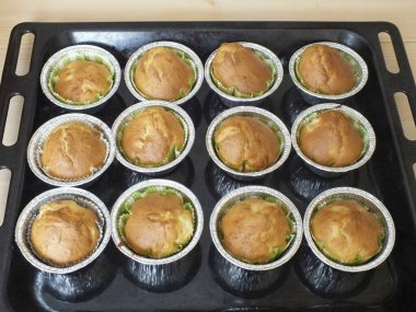 Bitmiş kekleri fırından çıkar..