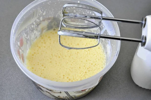 Podgrzać Gramów Mleka Można Zrobić Kuchence Mikrofalowej Sekund Wlać Żółtek — Zdjęcie stockowe