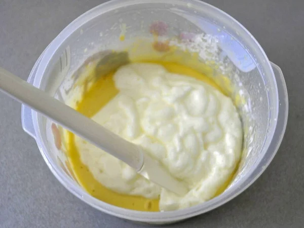 Dodać Masę Białka Ciasta Delikatnie Mieszać Starając Się Utrzymać Przewiewną — Zdjęcie stockowe