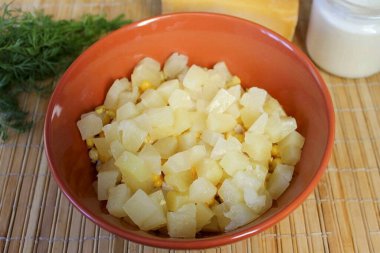 Küçük parçalara kesilmiş konserve ananas ekle.