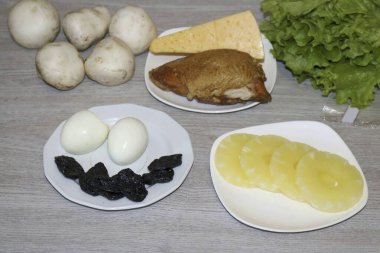 Prune Prune Ananas Salatası yapmak için gerekli tüm malzemeleri hazırlayın..