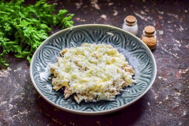 Tavuk yumurtalarını 10 dakika kaynatın, kabuklarını soyun ve sarılarını ayırın. Sincapları rendeleyin, filetoya koyun. Salatanın her katmanını mayonezle yağla, tadı için tuz ve biber ekle..