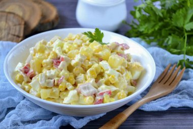 Salata hazır. Bu salata daha çok tatil salatasına benziyor ama hafta içi de yapabilirsin. Bu salatayı basitliği, hazırlığı ve parlak tadı için seviyorum. Servis yapabilirsiniz.!