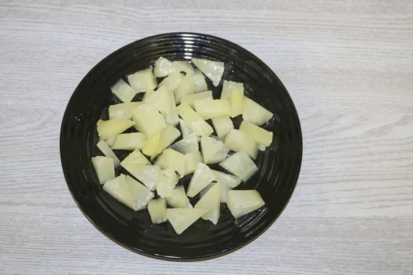Odsączyć Płyn Ananasa Pokroić Kostkę Umieścić Dużym Talerzu — Zdjęcie stockowe