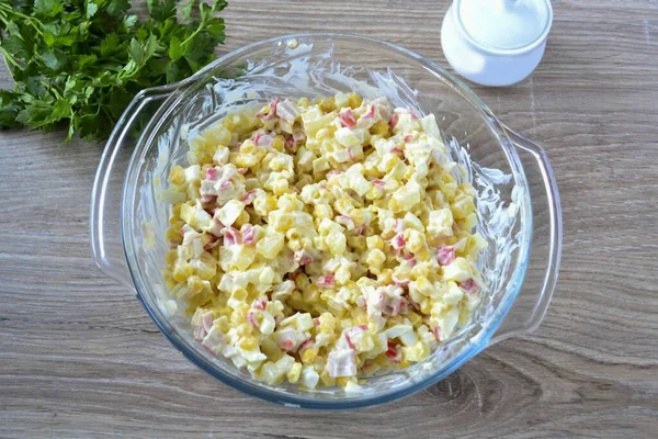 Mayonezli mevsim salatası, karıştırın..