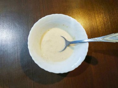 Önce, 180 dereceye kadar ısıtmak için fırını açmalıyız. Sonra da hamuru test için hazırlayın. Bir kaşık unu maya, sıcak süt (100 ml) ve bir kaşık dolusu şekerle karıştır. Her şeyi iyice karıştır ve 15 dakikalığına sıcak bir yere koy..