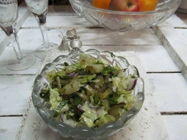 Alışılmadık bir bileşim, ama sonuç olarak lezzetli, hafif, ferahlatıcı bir salata. Salata et ya da kümes hayvanları için festival masasına hazırlanabilir. Afiyet olsun.!