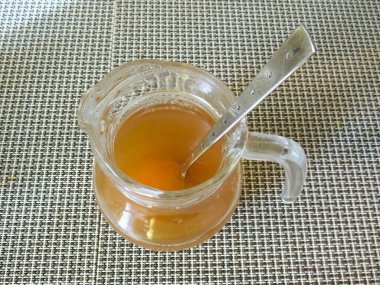 Meyve sularıyla şurubu karıştır. Sürahinin içine..