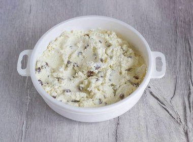 Lağım yağı, limon aroması (kurutulmuş), vanilya şekeri ve kuru üzümler ekleyin. Karıştır.