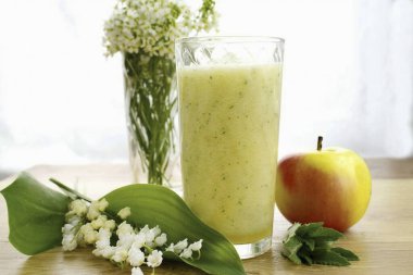 Oldu bil. Meyve püresi hafif ama aynı zamanda her bir tat için 5 dakikada hazırlanabilen tatmin edici bir içecektir. Afiyet olsun!