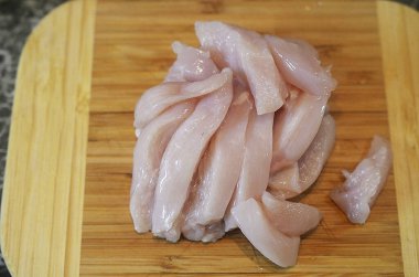Tavuk filetosunu dilimlere ayır..