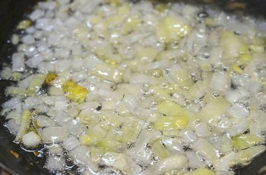 Yağ ekleyerek kızart.