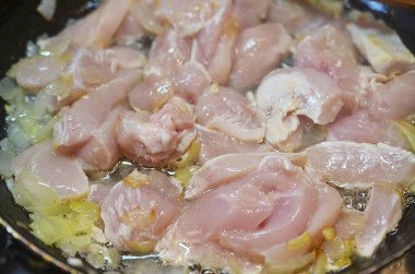 Sonra tavaya dilimlenmiş biber ekle.