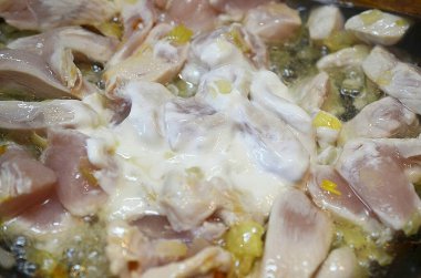 Tavaya hindistan cevizi sütü ekle.