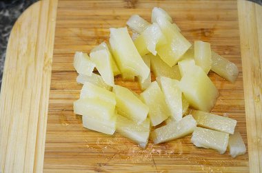 Ananası küp küp doğra..