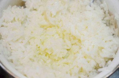 Pirinci yumuşayana kadar kaynatın. Ama isterseniz yemeğin keskinliğini ya da tatlılığını hafifçe azaltmak mümkün..