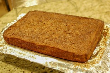 Hamuru hazır tavaya dökün ve yaklaşık 55-60 dakika boyunca 180 derecede pişirin. Pastayı tavadan çıkar ve 10-15 dakika otur..