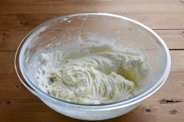 Şimdilik, kremayı tut. Krema şekeri, tereyağı ve krem peyniri çırpmak için blender kullan. Bunu 5 dakikalığına yap..