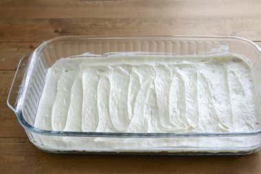 Sonra kremayı soğumuş hamurun üzerine dök..