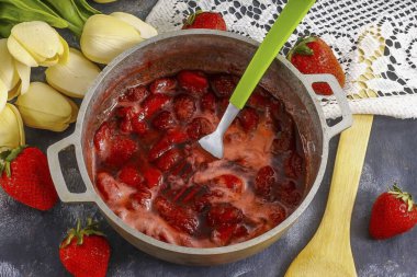 Reçel hazır olur olmaz, kaynamış patatesleri hatırlamak için çatal ya da pres kullanın, ama el blenderi kullanmayın, çünkü böğürtlen tohumlarını öğütecek..