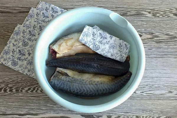 Zatímco Čajové Lístky Chladnou Připravte Ryby Uříznout Hlavu Ocasní Ploutev — Stock fotografie