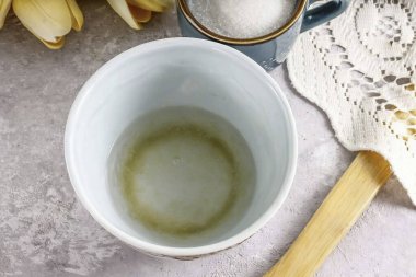 Jelatini sıcak suyla doldur ve 15 dakikalığına şişir..