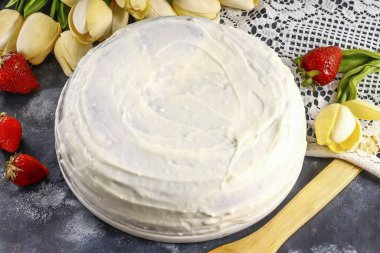 İkinci bir kurabiyeyle kaplayın ve kremayı pastanın üstüne sürün. Buzdolabında yıkanacak bir yer.