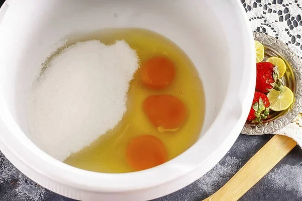 将鸡蛋倒入行星搅拌机或食品加工机的碗中 如果你有一个普通的搅拌机 首先用一半的糖打白种人 然后是蛋黄 然后混合在一起 加入砂糖和盐 搅拌大约4 5分钟直到毛茸茸的 浓稠的 — 图库照片