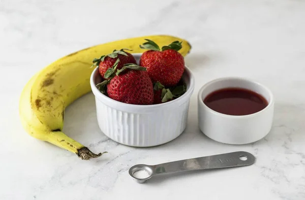 Siapkan Semua Bahan Yang Diperlukan Untuk Membuat Krim Strawberry Banana — Stok Foto