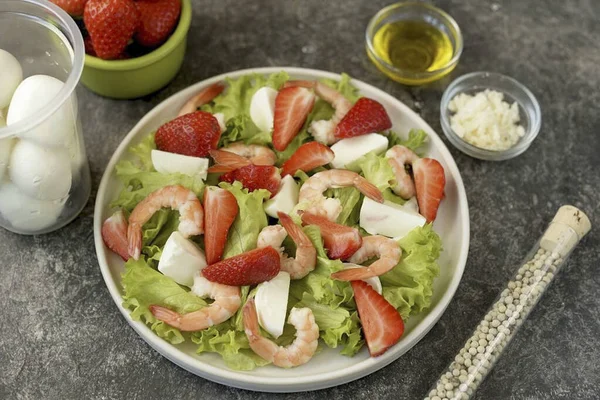 Affettare Aggiungere Fragole Fresche All Insalata — Foto Stock