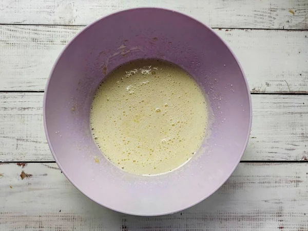 Klop Eieren Met Suiker Tot Zacht Zijn Met Een Mixer — Stockfoto