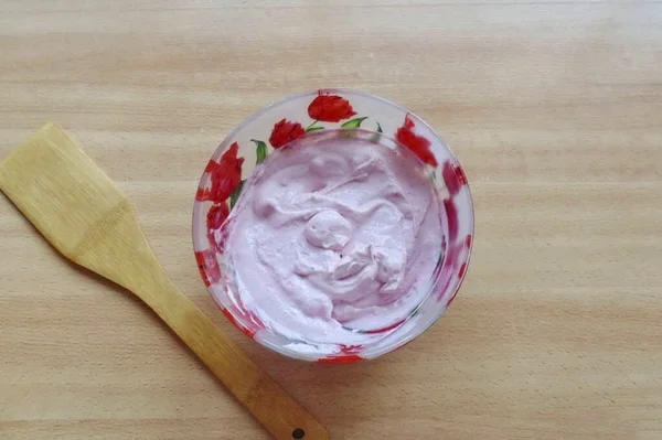 Toss Crema Formaggio Con Purea Fragole Zucchero Velo Poi Battere — Foto Stock