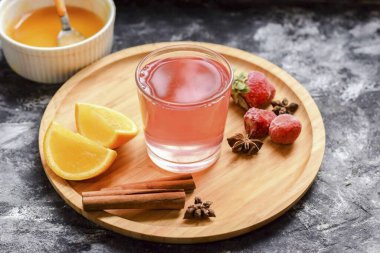 Çilekli şarap yapmak için gerekli tüm malzemeleri hazırlayın..