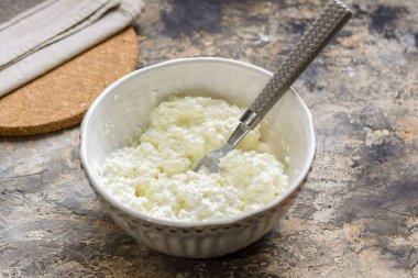 Kaymağı iyice karıştır ve örneği kaldır.