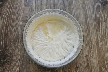 Şişmiş jelatini bir su banyosunda ya da uygun bir şekilde erit. Vurmaya devam et, jelatini ince bir dereye boşalt..