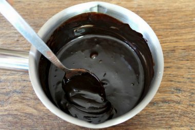Bitmiş çikolata jölesini oda sıcaklığına düşürün..